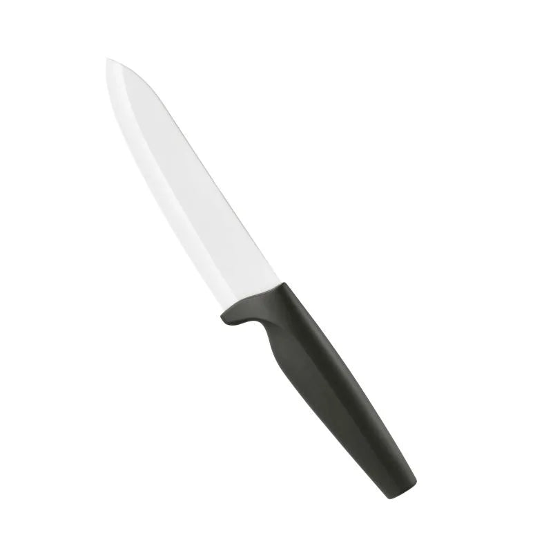 Cuchillo chef de cerámica negra con mango negro, presentado sobre un fondo neutro.