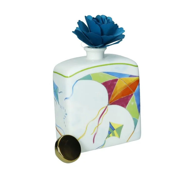 Difusor de fragancia Aria en color blanco con detalles sutiles, tamaño 10,5x5,5x14 cm.