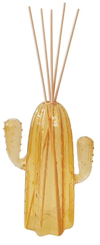 Difusor de fragancia con forma de cactus amarillo, acompañado de varillas mikado.