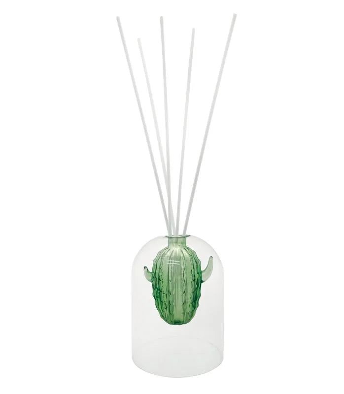 Difusor de fragancia con forma de cactus, de color verde, con la tapa o mecha visible.