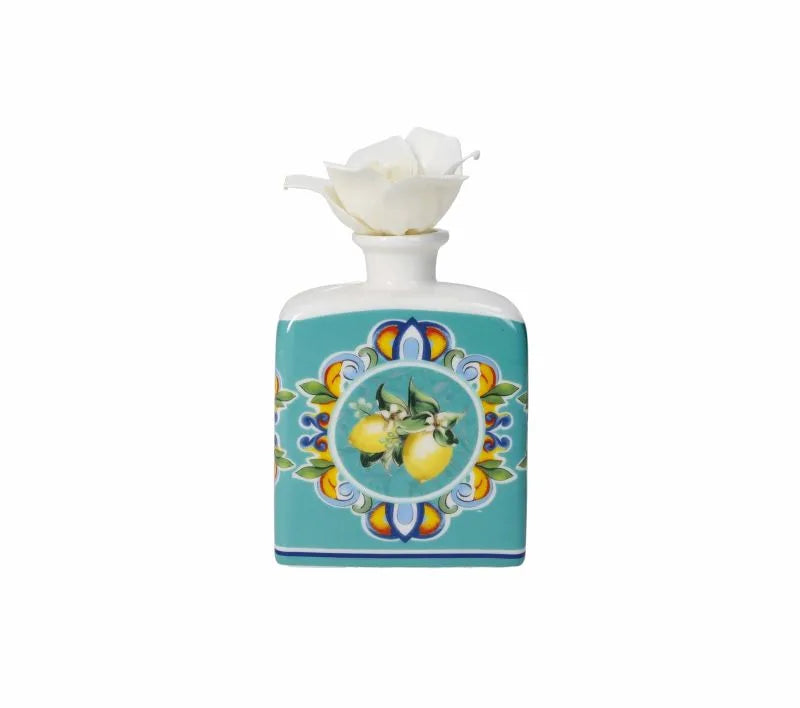 Difusor de fragancia Citrus Azul con tapa y varillas, sobre fondo blanco.