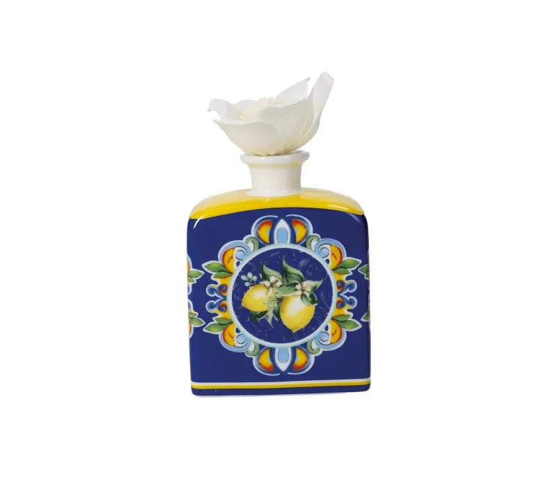 Difusor de fragancia Citrus en color turquesa, fabricado en porcelana con detalles de la colección Citrus de Brandani.