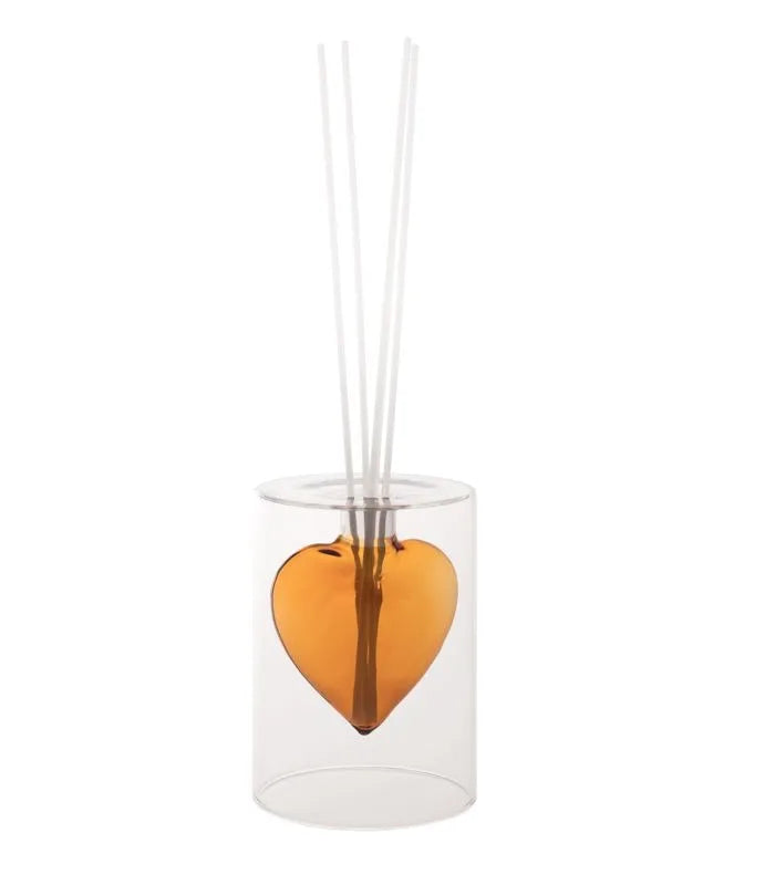 Difusor de fragancia de cristal en color ámbar con forma de corazón.