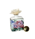 Difusor de fragancia Flora en porcelana, con detalles florales en relieve.