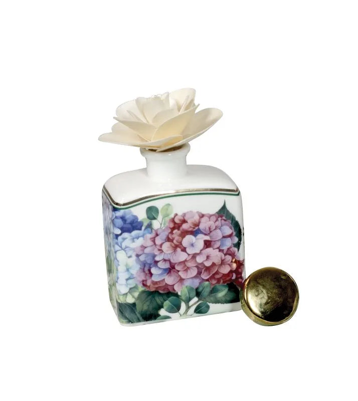 Difusor de fragancia Flora en porcelana, con detalles florales en relieve.