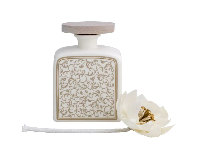 Difusor de fragancia Rizos de Hada de porcelana, con un diseño delicado y acabado blanco.