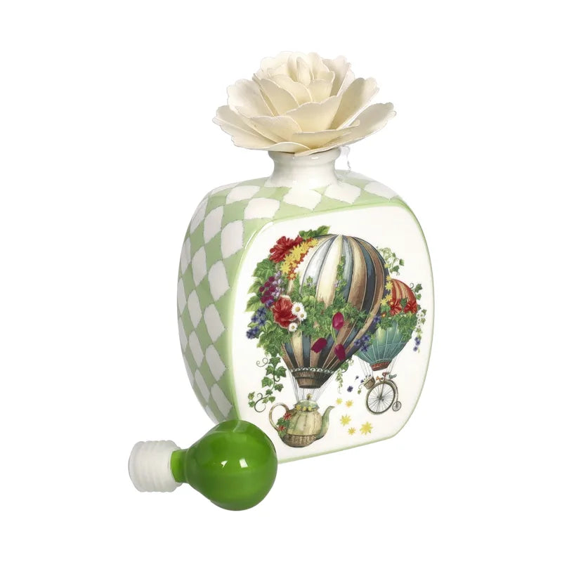Difusor de fragancia Wonderland de 400 ml en color blanco, con su tapa y varillas.