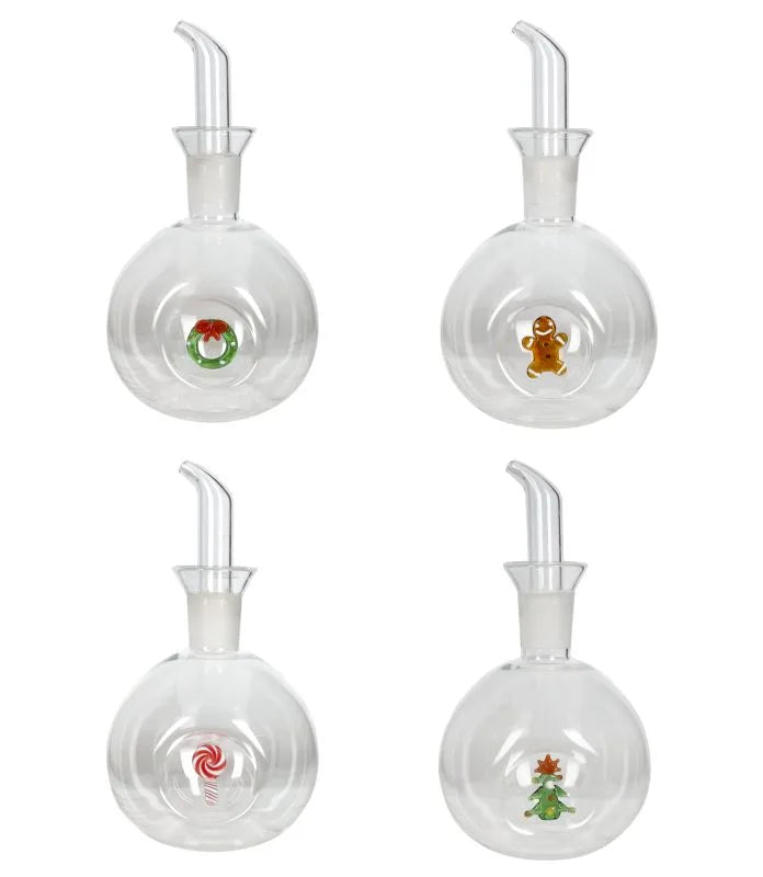 Packshot de un set de 4 aceiteras de cristal con diseño navideño, cada una con una forma ligeramente diferente.