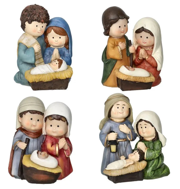 Pack de 8 figuras decorativas de nacimiento en diferentes diseños, presentadas para la temporada navideña. Producto de.