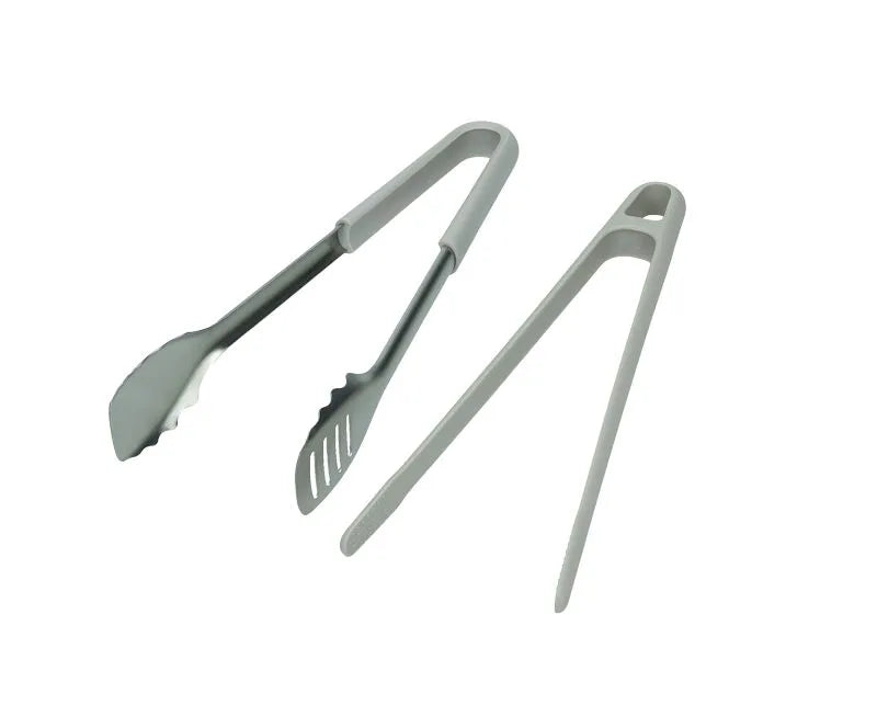 Pinza doble para alimentos en color gris, con diseño moderno y funcional.