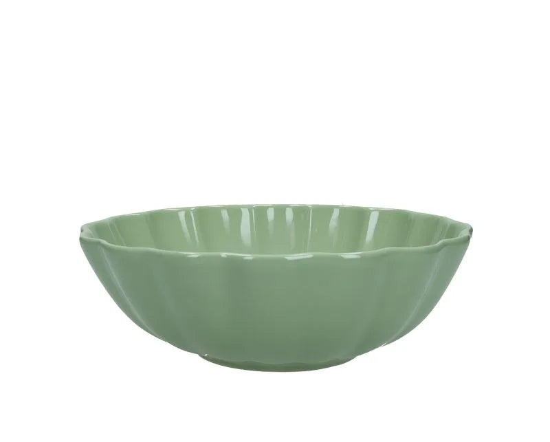 Ensaladera verde de cerámica de la colección Calipso, con fondo blanco.