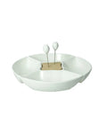 Entremesero clásico de porcelana blanca y base de bambú, con dos tenedores pequeños a juego.