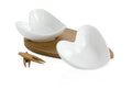 Entremesera de porcelana blanca con forma de dos corazones unidos y su soporte.