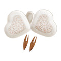 Entremesera redonda de porcelana blanca con motivos florales Campo Ai Fiori, junto a dos tenedores de bambú.