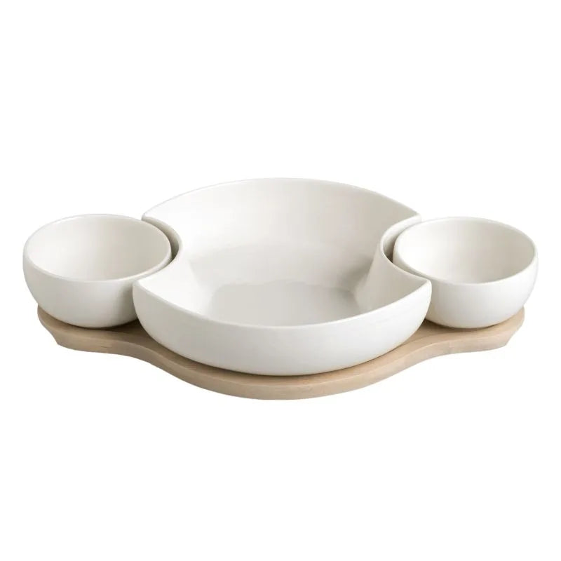 Entremesera con forma de payaso en porcelana blanca sobre un soporte circular de bambú natural.
