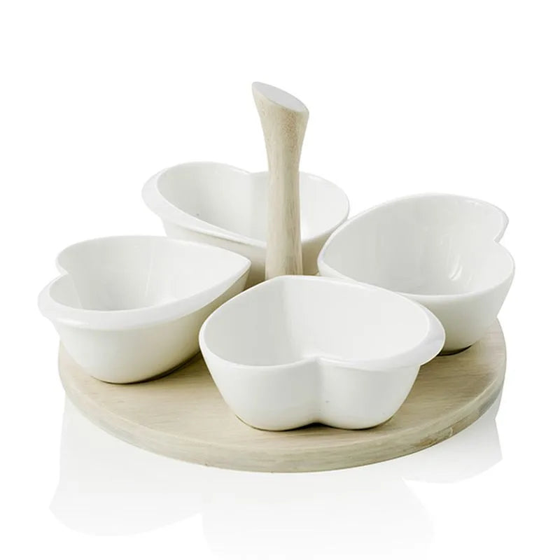 Entremesera Trébol Corazones con base de bambú y detalles de corazones en porcelana blanca.