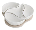 Entremesera Trébol de porcelana blanca con un soporte redondo de bambú natural.