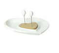 Entremesero LOVE de Brandani con base de bambú y recipiente de porcelana blanca, acompañado de tres tenedores pequeños.