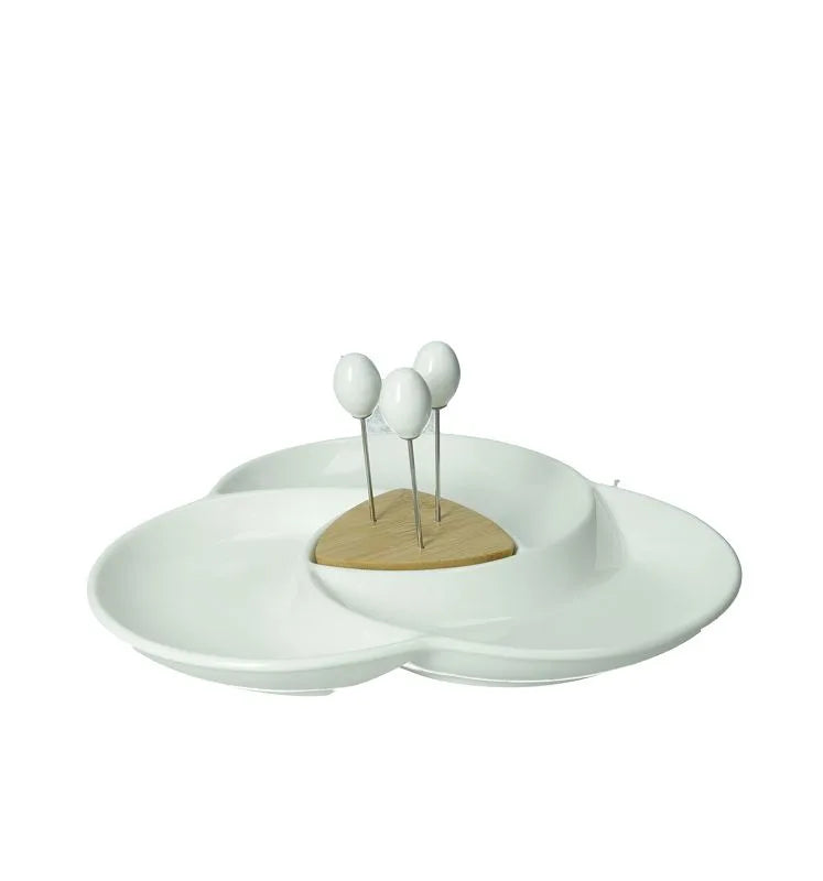 Entremesero con forma de luna creciente de porcelana blanca y base de bambú, acompañado de tres tenedores pequeños.