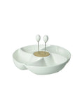 Entremesero redondo de porcelana blanca con un aro y dos tenedores de bambú en su base.