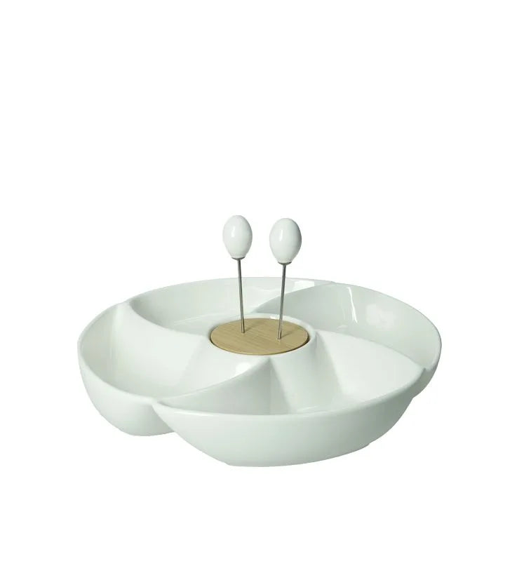 Entremesero redondo de porcelana blanca con un aro y dos tenedores de bambú en su base.