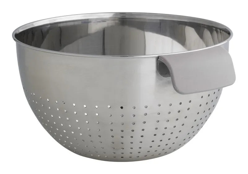 Escurridor de acero inoxidable con mango de silicona gris.