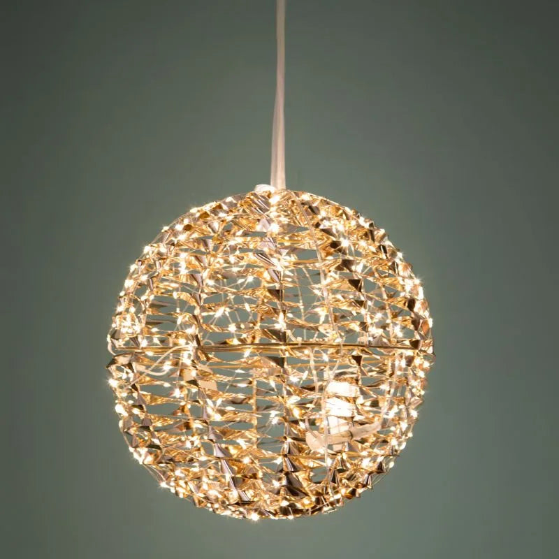 Esfera decorativa navideña con 400 luces LED, lista para iluminar tu hogar.