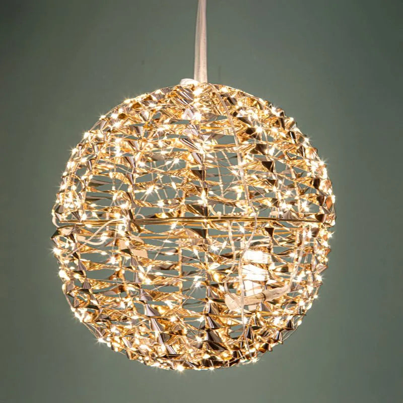 Esfera decorativa navideña con 800 luces LED, diseño de Brandani Gift Group.