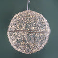 Esfera decorativa navideña de 40 cm con 600 luces LED, base y cable de alimentación visible.