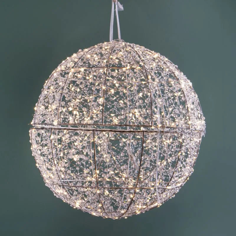 Esfera decorativa navideña de 40 cm con 600 luces LED, base y cable de alimentación visible.