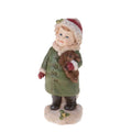 Figura decorativa de un niño con un muñeco, en tonos neutros, de 7x19 cm.