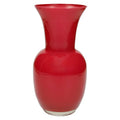 Florero Argo Rojo de Brandani, con forma cilíndrica y acabado liso en color rojo intenso.