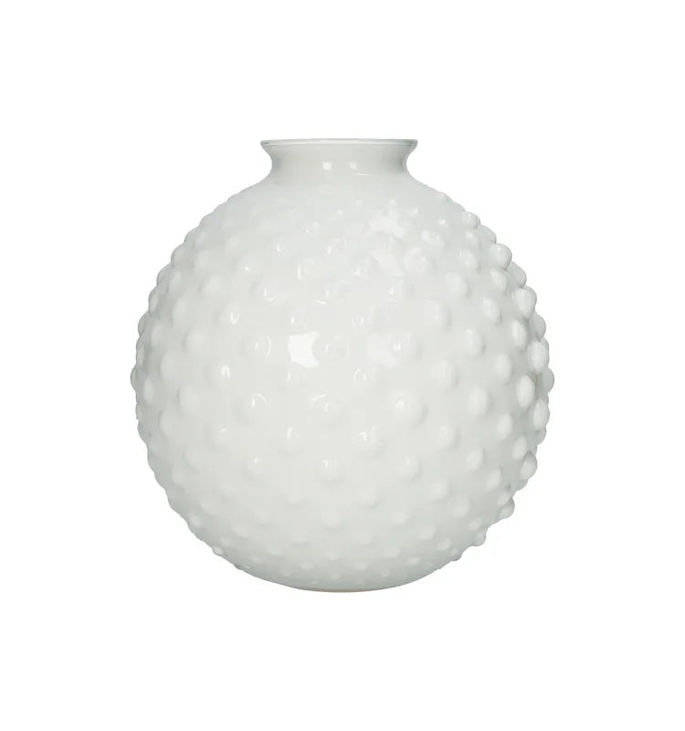 Florero Bolle blanco de cerámica con forma redonda, de 21 cm de diámetro y 22 cm de altura.