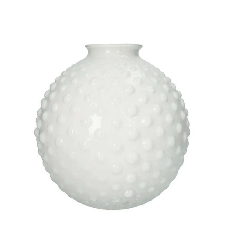Florero Bolle blanco de cerámica, con forma redonda y 27 cm de altura, sobre fondo blanco.