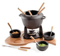 Set de fondue Medialuna de 17 piezas con base de bambú y recipientes de hierro fundido.