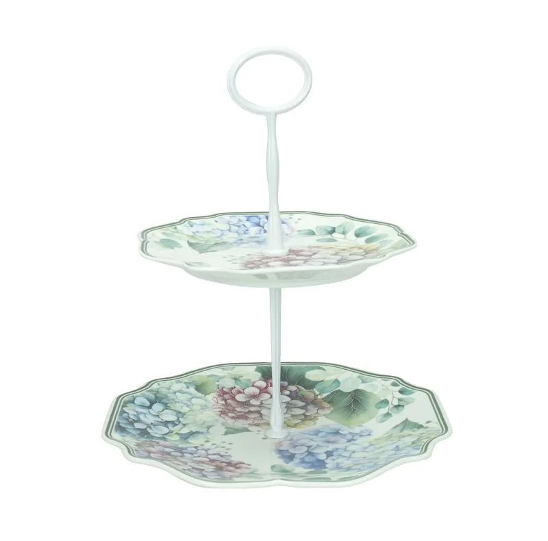 Fuente de 2 pisos de la colección Flora, con un diseño inspirado en la naturaleza, presentada en su empaque.