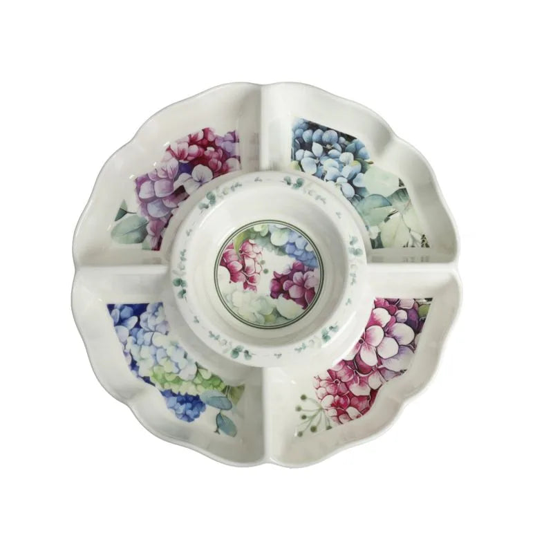 Fuente de aperitivos de porcelana blanca con diseño floral en relieve, colección Flora.