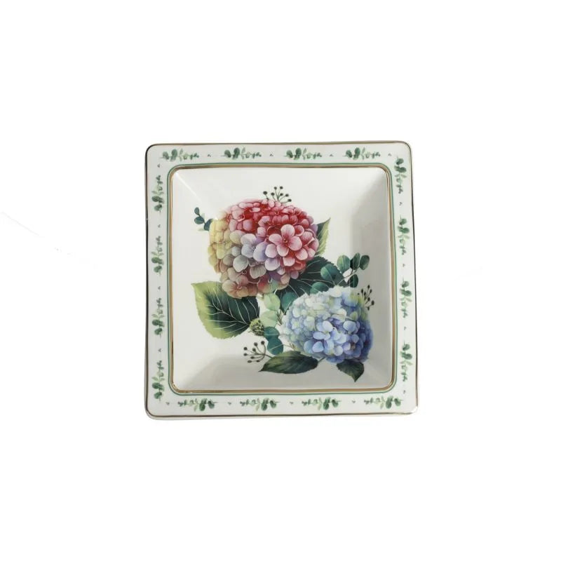 Fuente cuadrada pequeña Flora en porcelana blanca con detalles florales sutiles, vista superior.