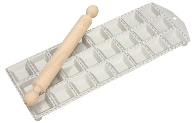 Fuente de aluminio para raviolis con rodillo de madera, ideal para cocina profesional.