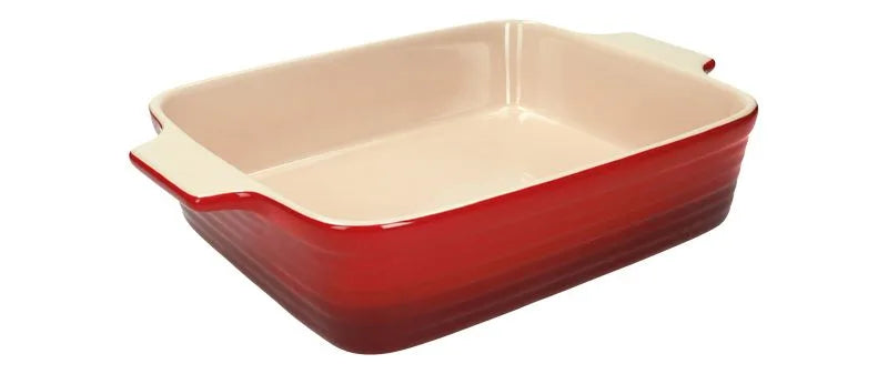 Fuente de horno roja de Brandani Gift Group, con dimensiones de 34 x 23 cm.