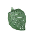 Fuente decorativa en forma de hoja de color verde, con unas dimensiones de 23x17 cm.