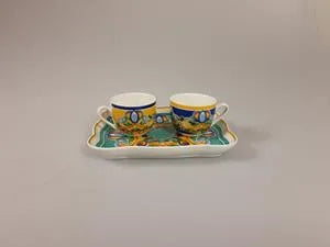 Fuente de porcelana blanca con dos tazas de espresso a juego, ambas decoradas con el diseño Citrus de limones y hojas.