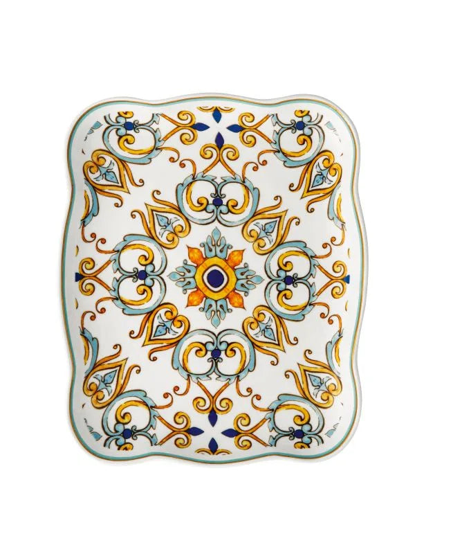 Fuente rectangular de porcelana blanca, colección Medicea, con un diseño de corazón en el centro.
