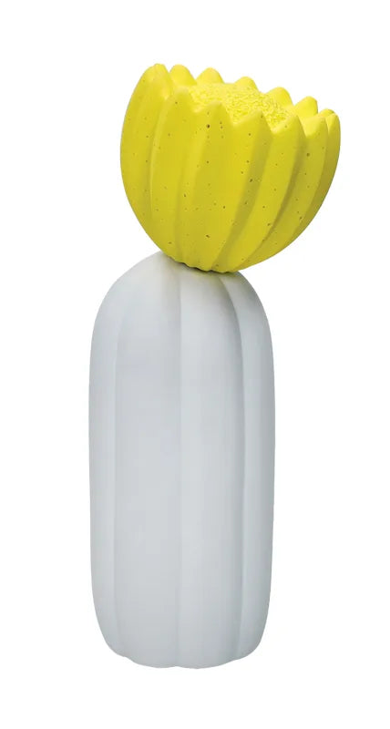 Lámpara de sobremesa con forma de cactus de color blanco y una flor amarilla en la parte superior, sobre fondo neutro.