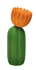 Lámpara decorativa en forma de cactus verde con una flor naranja en la parte superior, sobre fondo blanco.