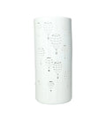 Lámpara decorativa de porcelana blanca con base redonda y pantalla, altura 24 cm.