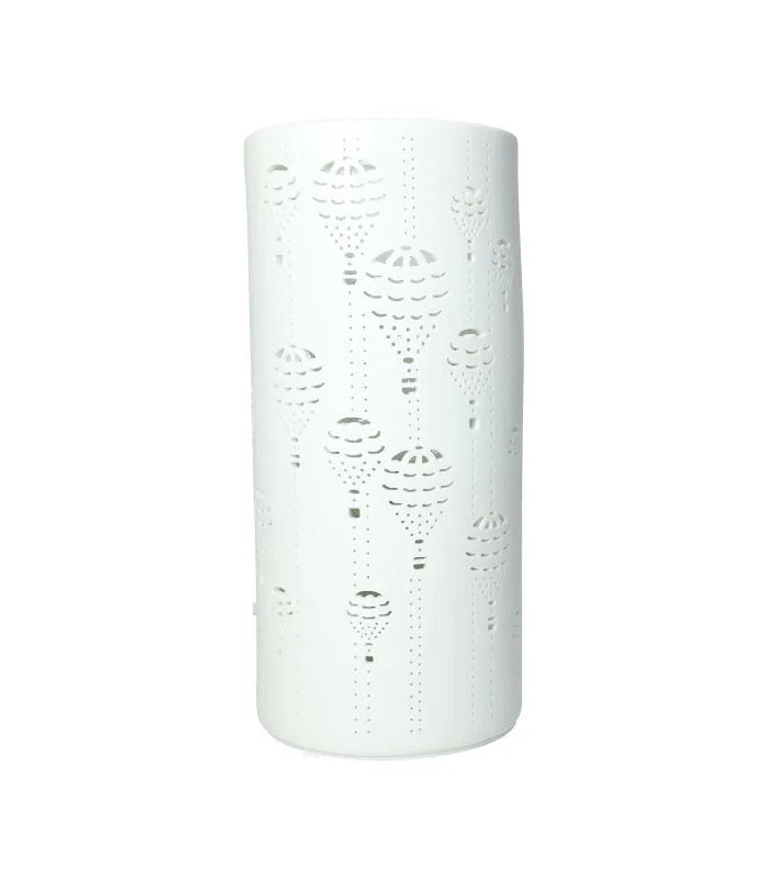Lámpara decorativa de porcelana blanca con base redonda y pantalla, altura 24 cm.