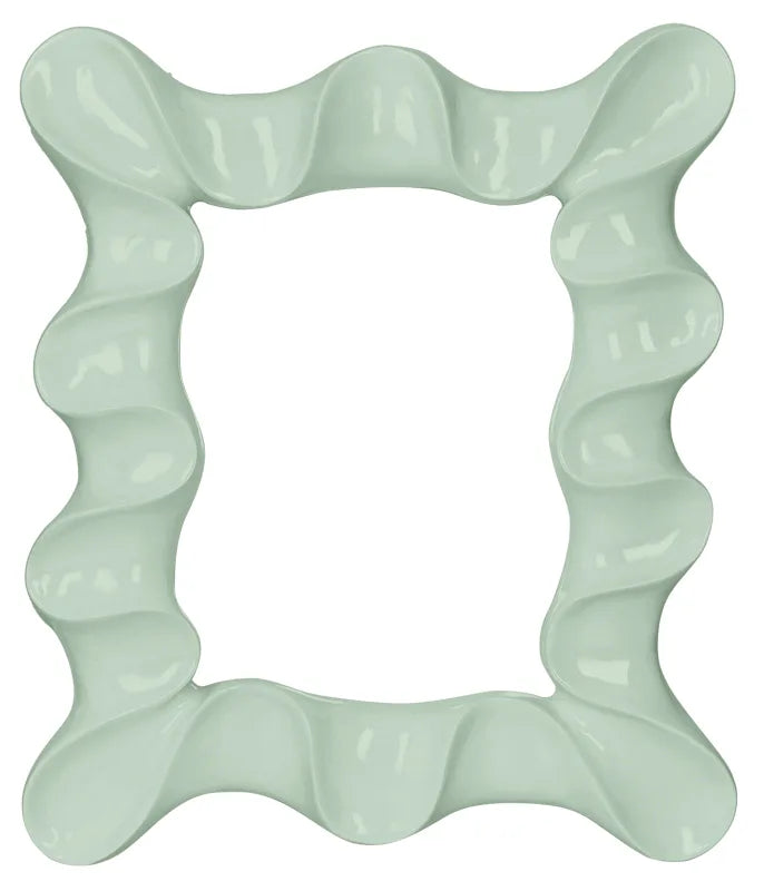 Marco de fotos Nastro Brandani en color verde salvia, con diseño italiano y dimensiones exteriores de 22 x 26.7 cm.