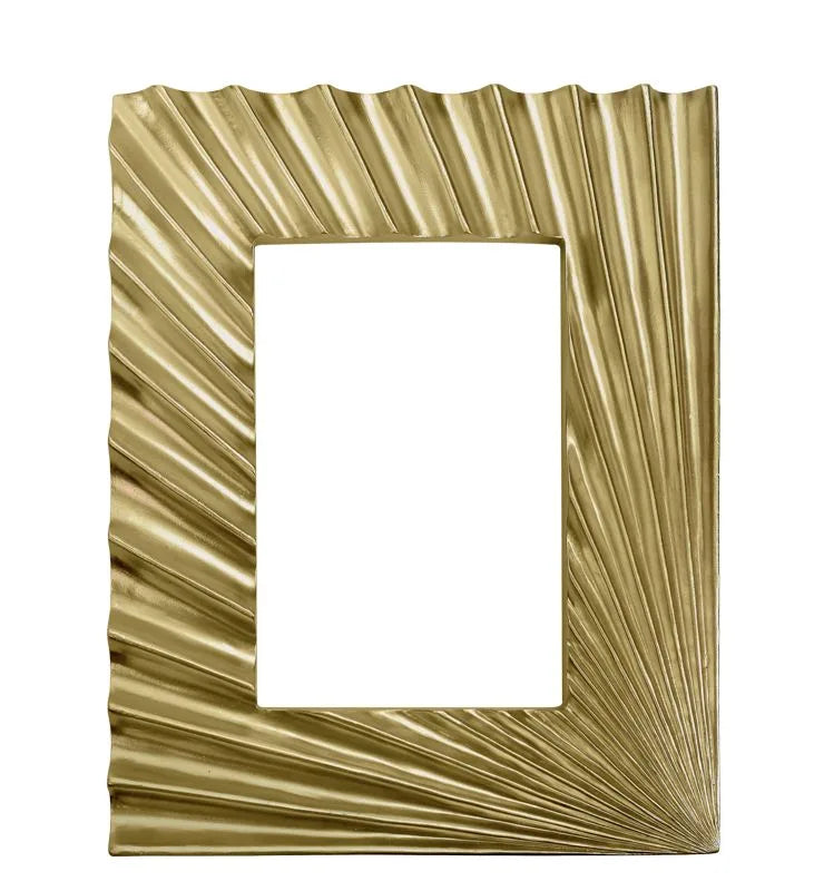 Marco de fotos Raggi Oro de Brandani, tamaño 10x15 cm, con acabado dorado brillante, presentado sobre un fondo neutro.