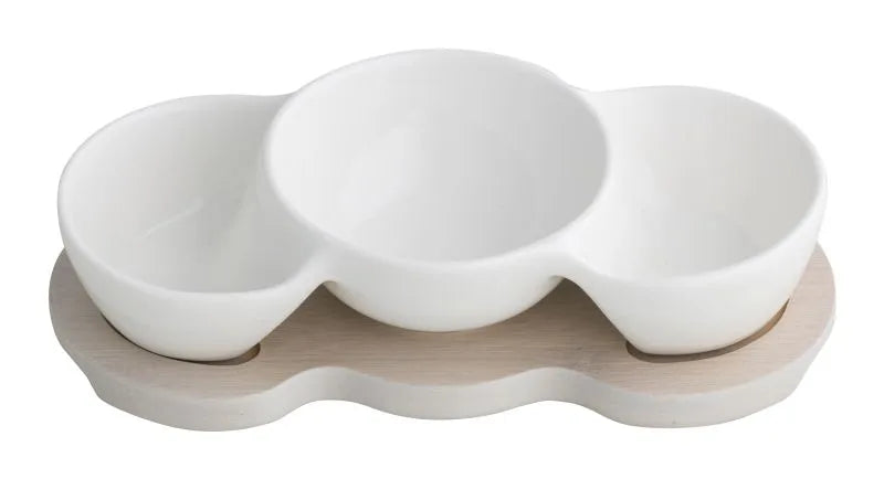 Mini entremesera de porcelana blanca con soporte de bambú natural en primer plano.